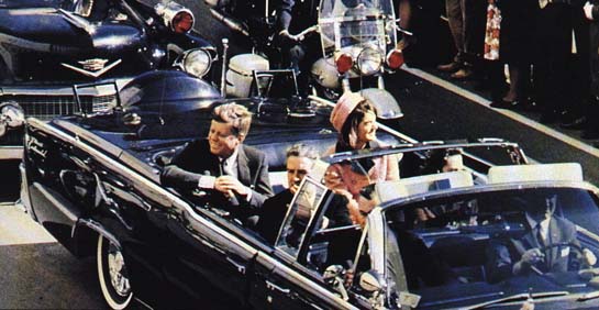 В салоне "Линкольна" - Джон и Жаклин Кеннеди, губернатор Коннели с супругой же; спереди - водитель и агент Сикрет Сервис