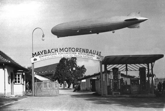 LZ-127 "Граф Цеппелин" пролетает над заводом Maybach во Фридрихсхафене