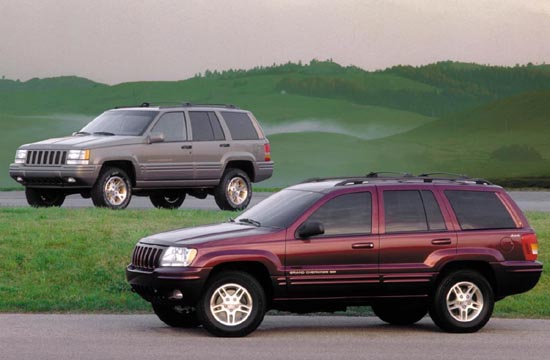 Jeep Grand Cherokee 1993-98 гг. выпуска (на заднем плане) и современная модель