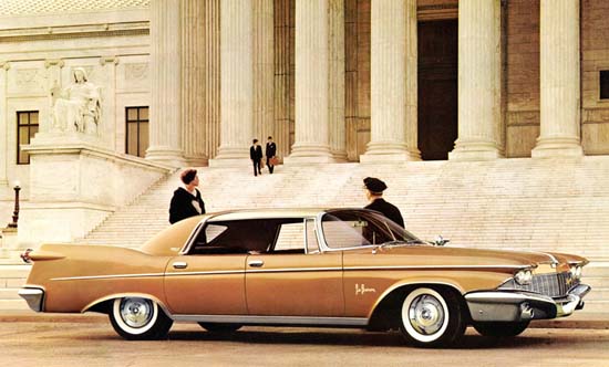 "Имперский" фасад в версии 1960 года: мелкоячеистая решетка радиатора обрамлялась снизу  "хищно улыбающимся" бампером. Обратите внимание на иное решение задних стоек крыши на этом Le Baron'60, нежели на Custom'60 сверху